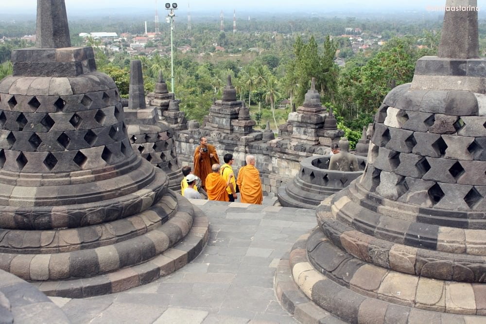 di candi borobudur menjelang malam