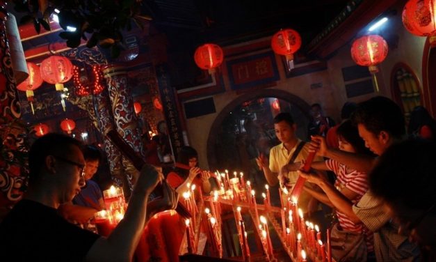 Merah Meriahnya Perayaan Tahun Baru China di Vihara Boen Tek Bio