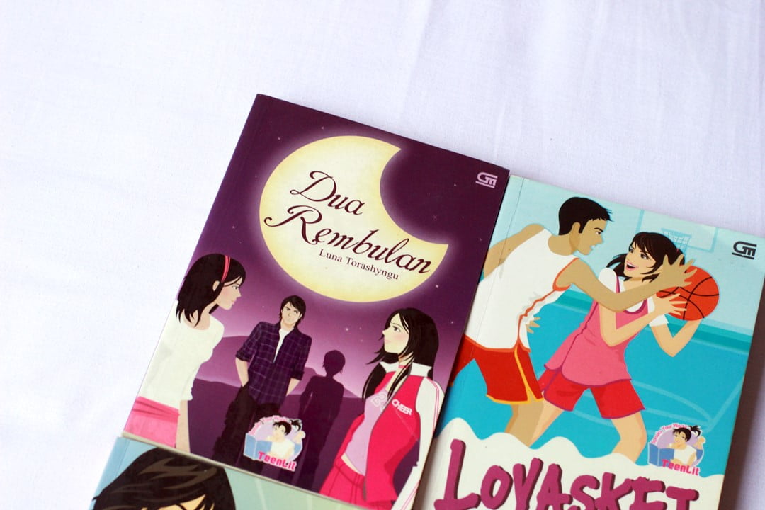 3 Penulis Teenlit Favorit yang Novelnya Bikin Kangen Masa SMA