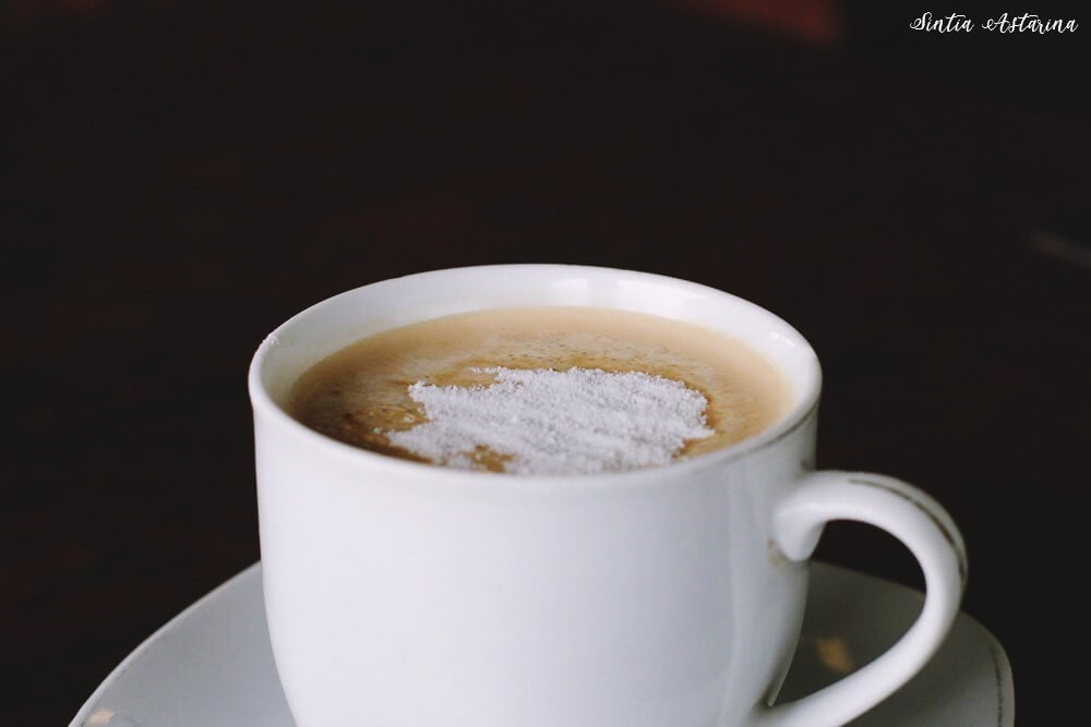 Secangkir kopi untuk mennghangatkan tubuh.