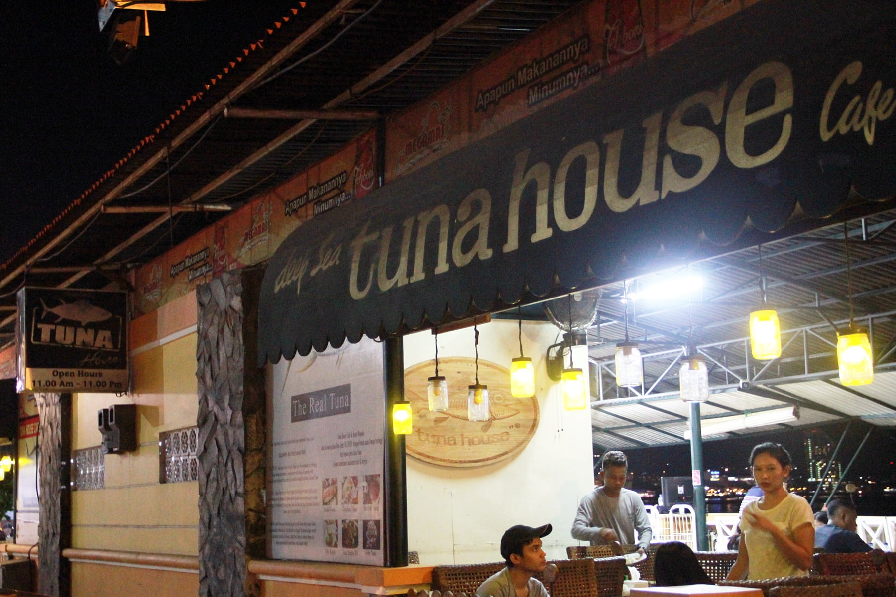 Mencicipi Lezatnya Seafood ala Tuna House Megamas Manado