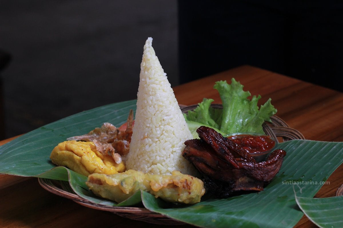 Nasi liwet Spesial Kedai Cika Dusun Bambu Bandung