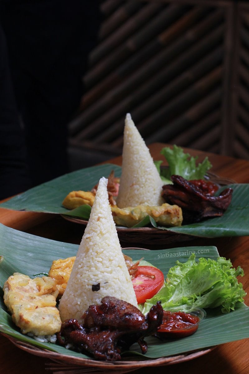 Nasi liwet Spesial Kedai Cika Dusun Bambu Bandung