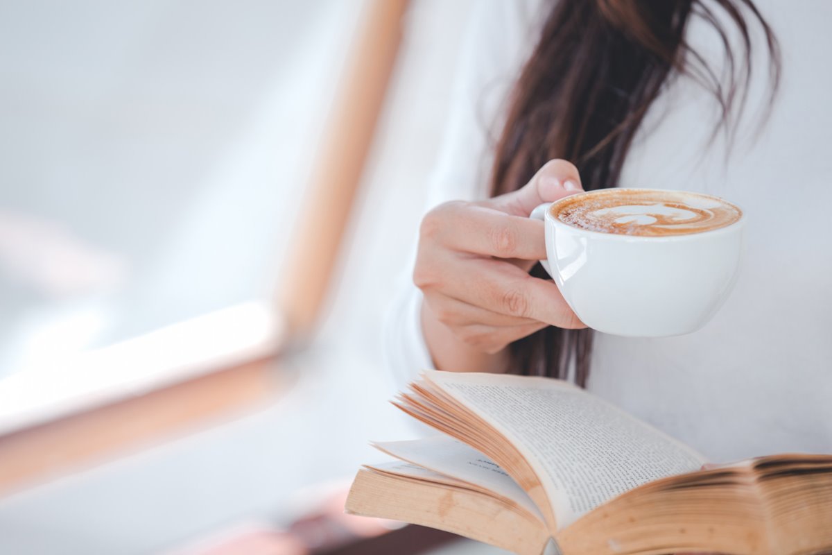 manfaat membaca buku - baca buku sambil minum kopi